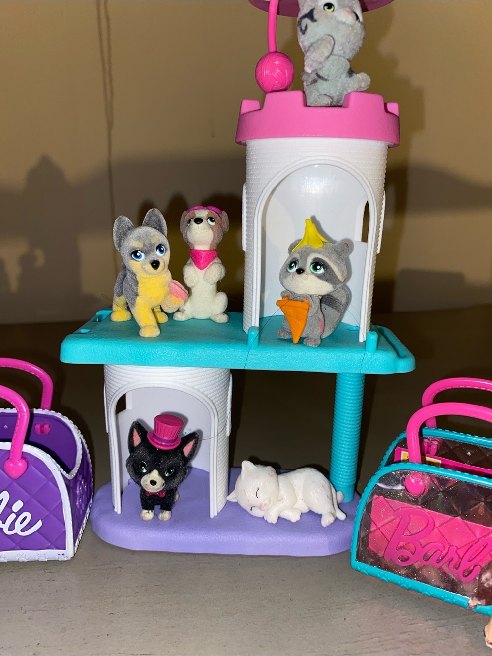 Barbie Pets Set, comes with play tower, 7 pets, and two carry totes - Picture 4 of 7